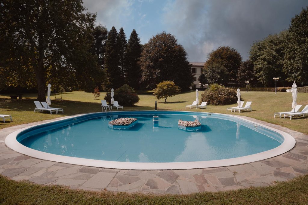 Piscina dell’Antico Borgo di Annone sul Lago di Como, location per matrimonio fotografata per reportage di nozze