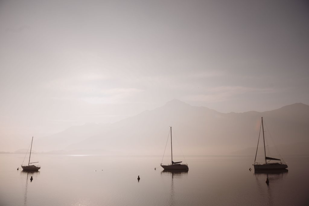 Barche sul lago con atmosfera fiabesco