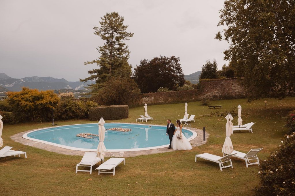 Sposi a bordo piscina nel parco storico – matrimonio romantico Lago di Como