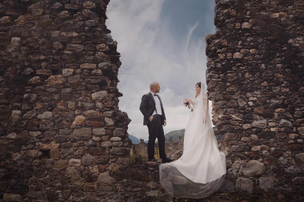 Gli sposi si guardano sulle mura del Castello di Grumello durante il servizio fotografico di coppia