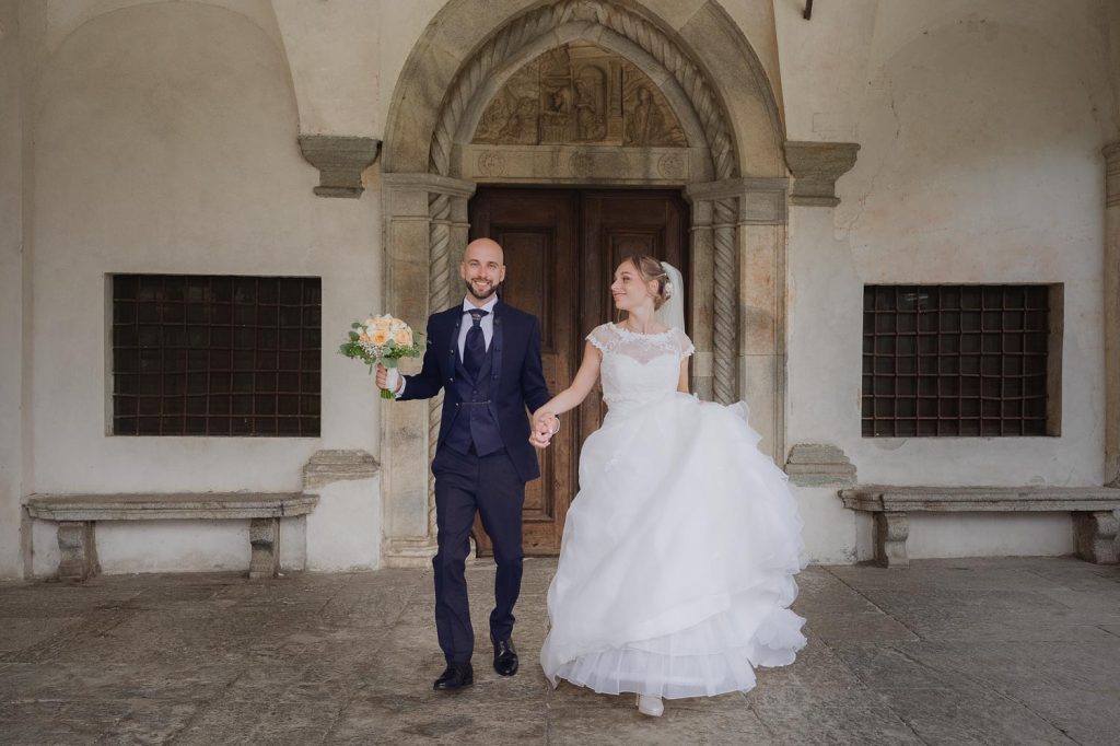 Gli sposi camminano mano nella mano all’esterno della chiesa dopo la cerimonia