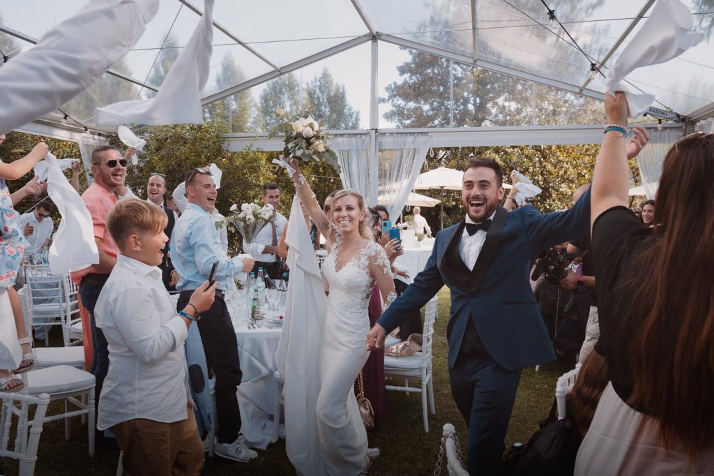 Momenti di danza e festa tra gli invitati al matrimonio, reportage naturale