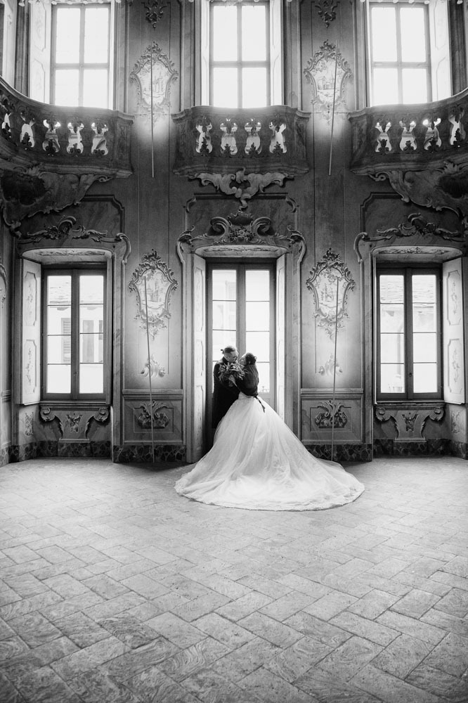 Sposi nella sala affrescata di Palazzo Malacrida a Morbegno in Valtellina