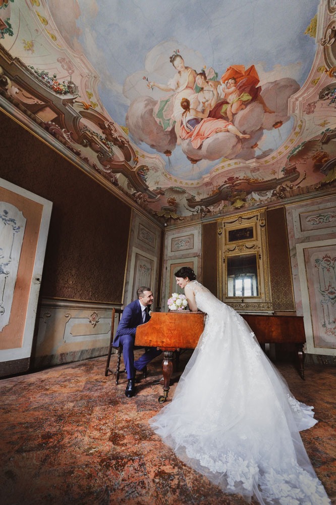 Sposi a Palazzo Malacrida durante un matrimonio a Morbegno in Valtellina