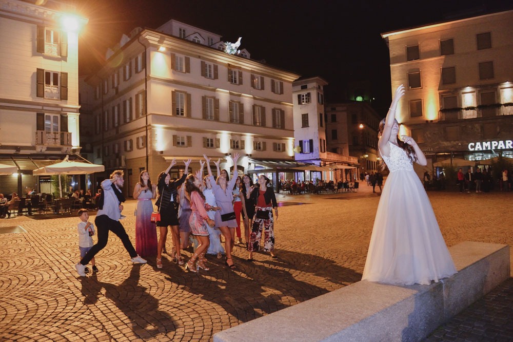 Lancio del bouquet in Piazza Garibaldi durante un matrimonio a Sondrio