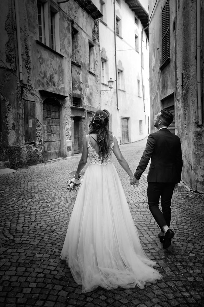Sposi nel centro storico durante un matrimonio a Sondrio