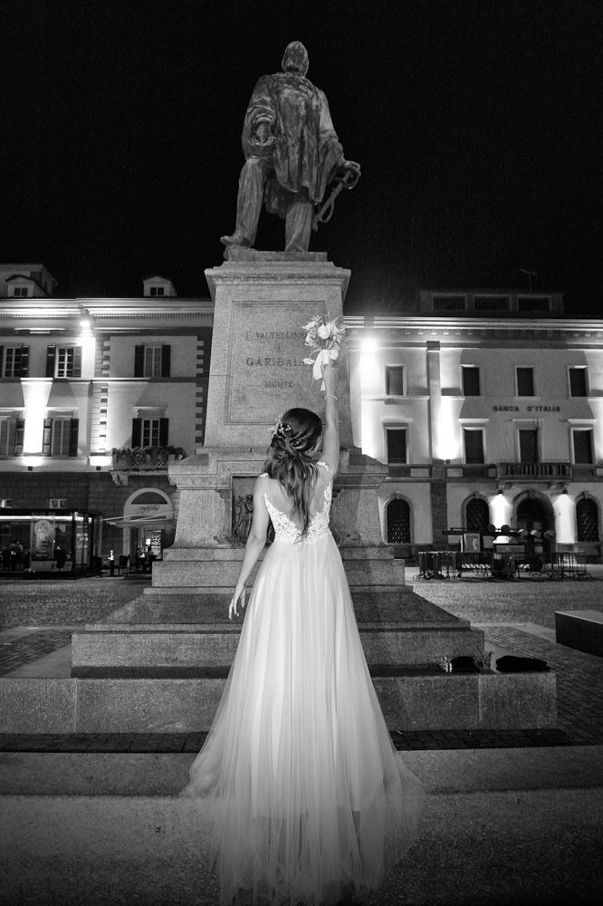 Sposa in Piazza Garibaldi durante un matrimonio a Sondrio