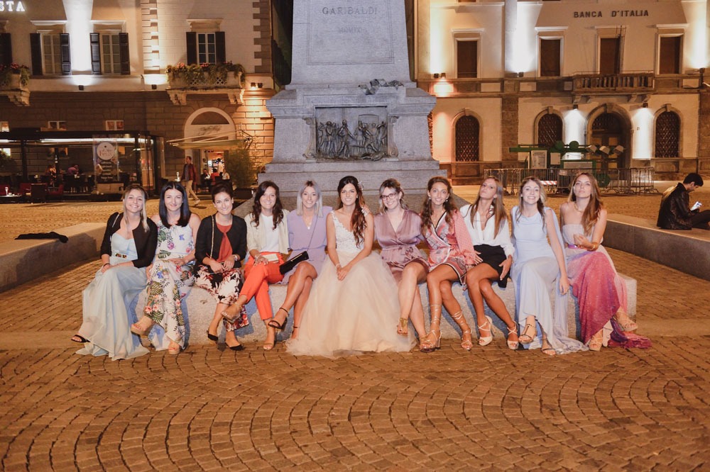 Sposa con le amiche in Piazza Garibaldi durante un matrimonio a Sondrio