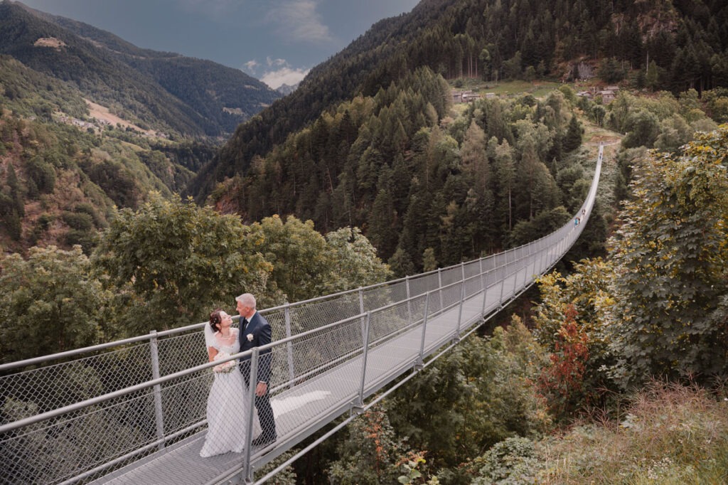 Sposi sul Ponte nel Cielo di Tartano durante il servizio fotografico di matrimonio