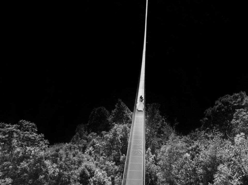 Sposi sul Ponte nel Cielo di Tartano, Sondrio – fotografia di matrimonio in Valtellina