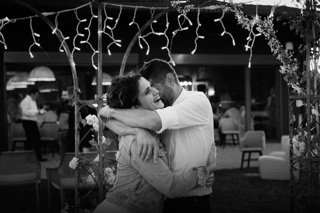 Abbraccio degli sposi durante il matrimonio a Teglio in Valtellina