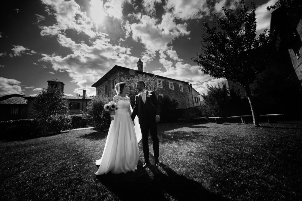Sposi dopo la cerimonia di matrimonio a Teglio in Valtellina