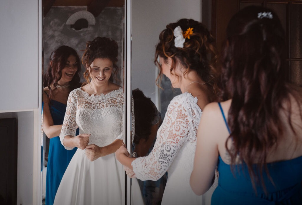 Preparazione della sposa con le amiche durante un matrimonio a Teglio in Valtellina