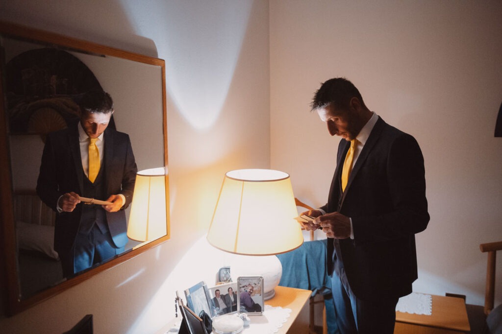 Preparazione dello sposo durante un matrimonio a Teglio in Valtellina