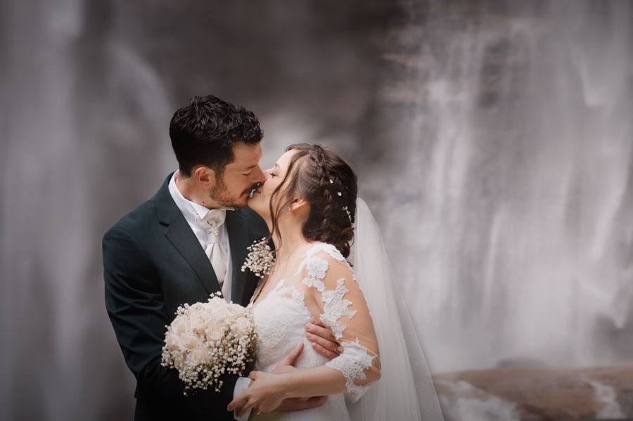 ilvia e Tommaso durante il servizio fotografico di matrimonio in Valchiavenna