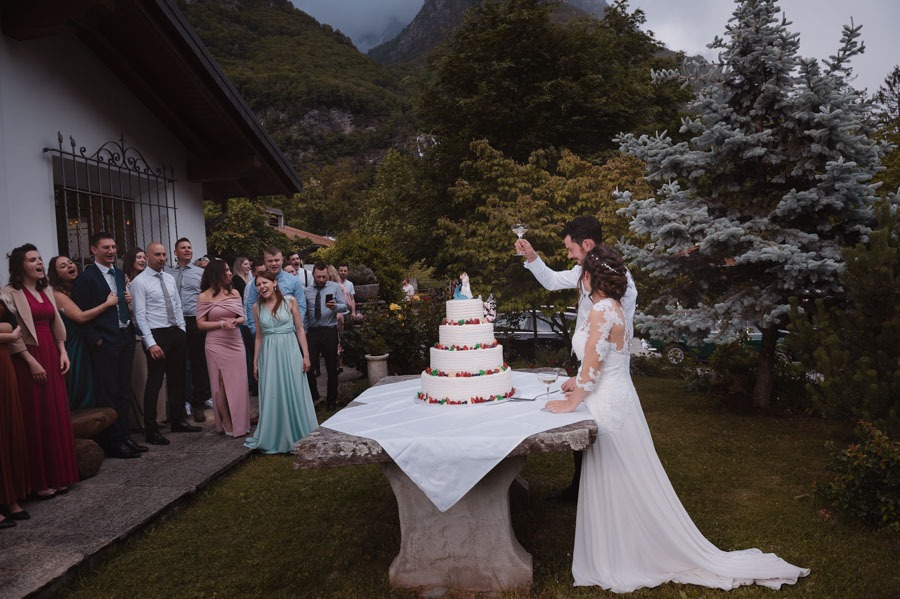 Sposi al taglio della torta durante il ricevimento di matrimonio in Valchiavenna