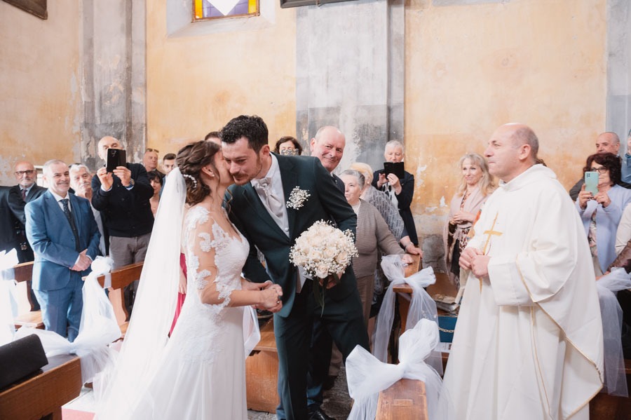 Bacio degli sposi durante la cerimonia di matrimonio a Chiavenna