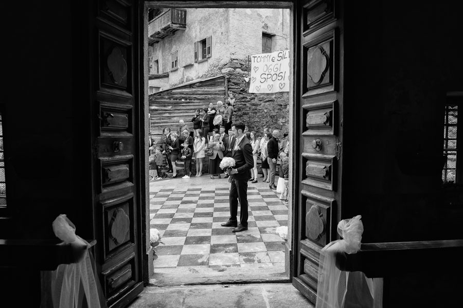 Ingresso degli sposi alla cerimonia di matrimonio a Chiavenna