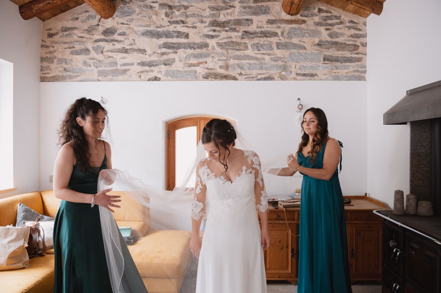 Sposa durante i preparativi del matrimonio in Valchiavenna