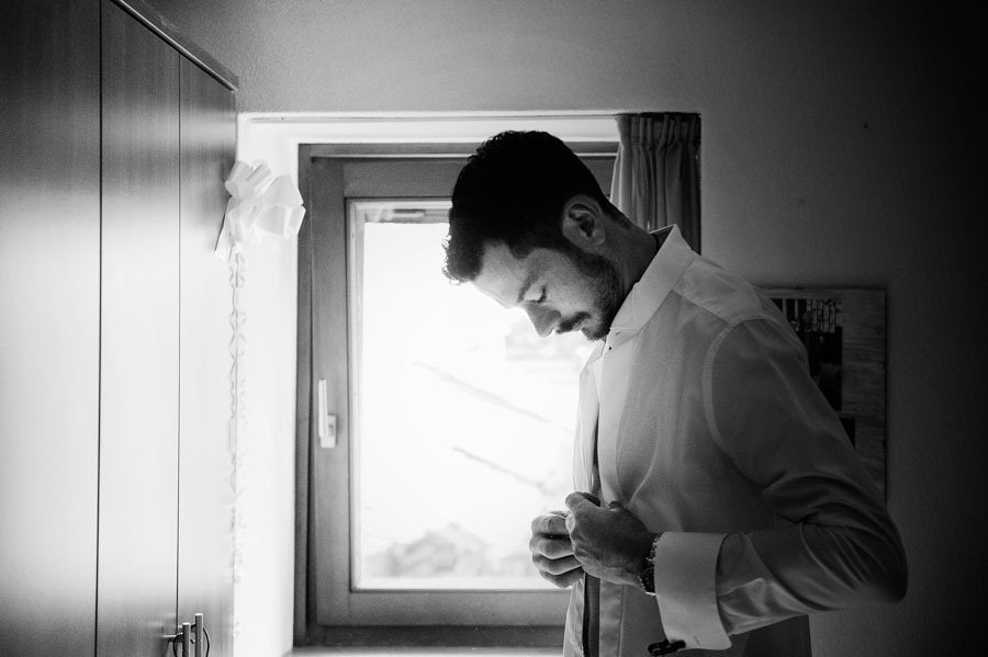 Sposo durante i preparativi del matrimonio a Chiavenna in Valchiavenna