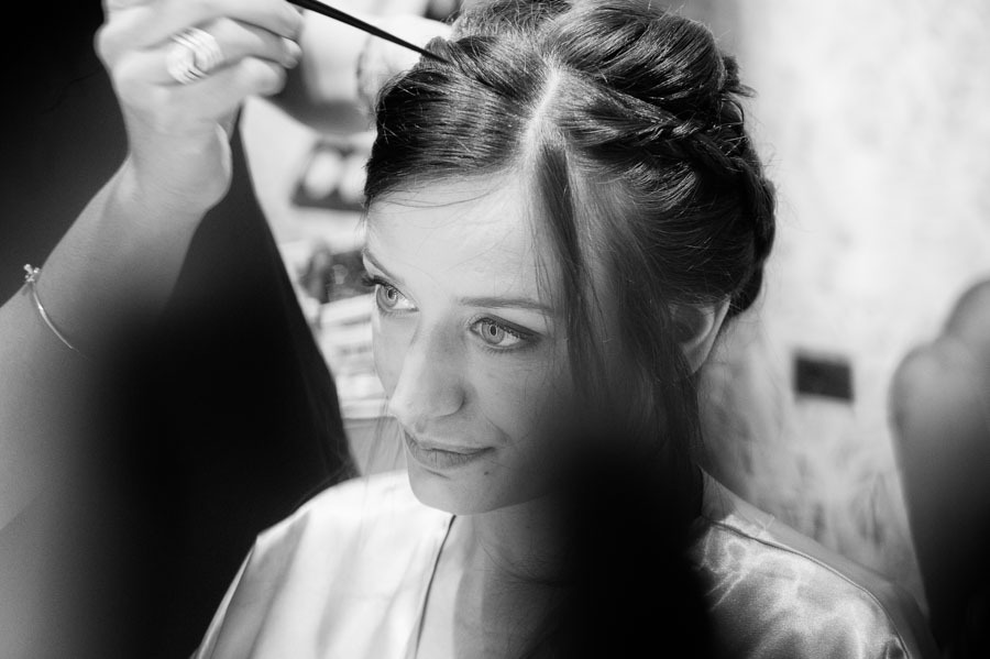 Sposa durante i preparativi del matrimonio a Chiavenna in Valchiavenna