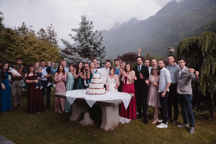 Taglio della torta con gli invitati durante un matrimonio in Valchiavenna
