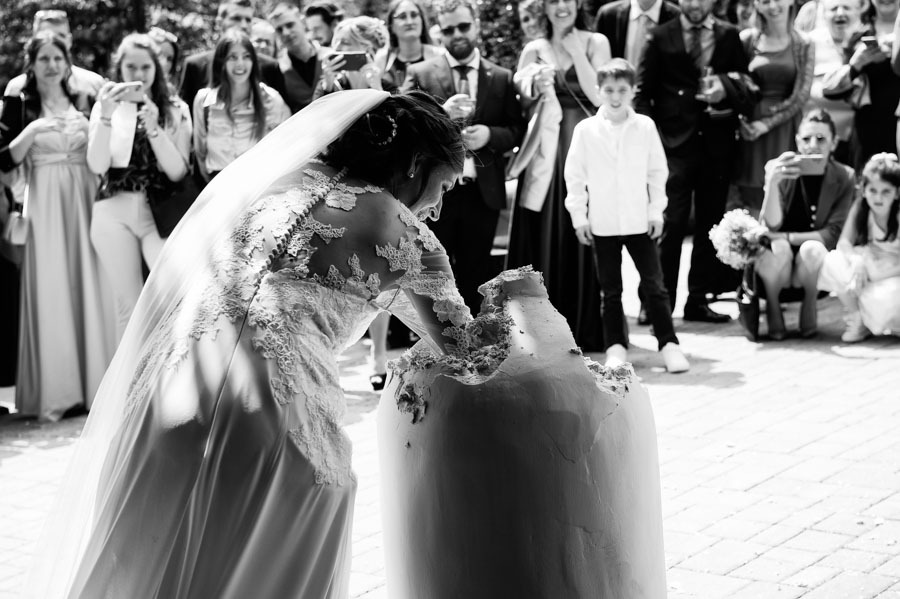 Sposa rompe il vaso di Pandora durante la festa di matrimonio in Valchiavenna