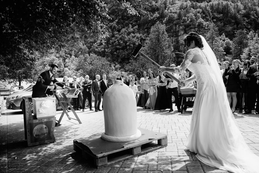 Sposa rompe il vaso di Pandora durante il ricevimento di matrimonio in Valchiavenna
