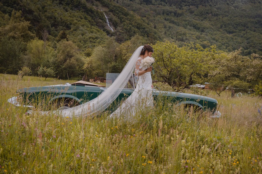 Sposa nel paesaggio della Valchiavenna durante il servizio fotografico di matrimonio