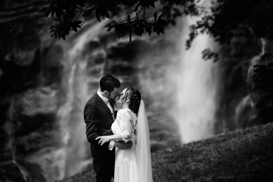 Sposi in bianco e nero davanti a una cascata in Valchiavenna