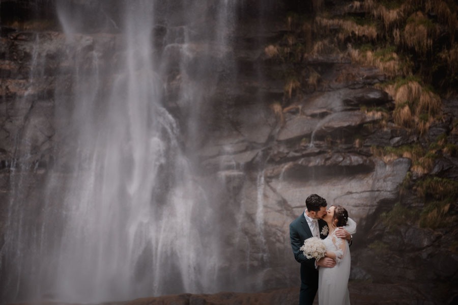 Sposi davanti a una cascata in Valchiavenna
