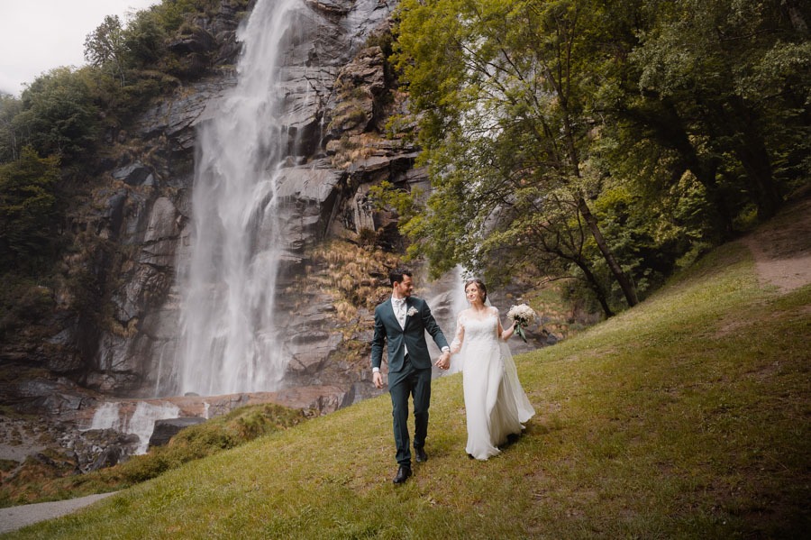 Sposi davanti alla cascata immersi nel paesaggio della Valchiavenna