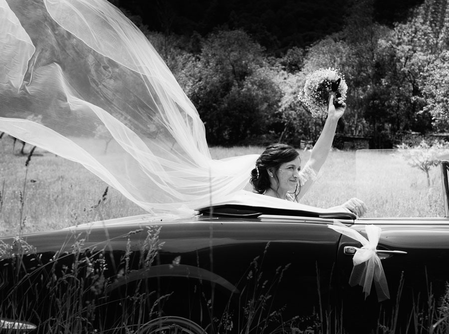 Velo della sposa in movimento accanto all’auto