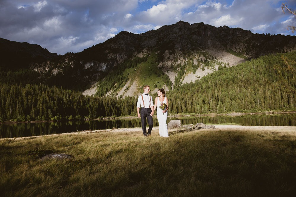Sposi al Lago Palù durante il matrimonio in Valmalenco, Sondrio